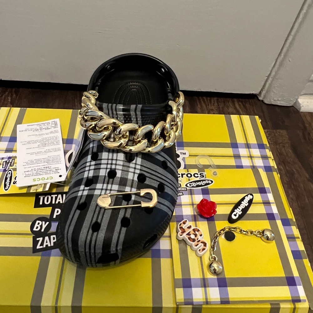 NWT Classic Clueless Croc with Jibbitz